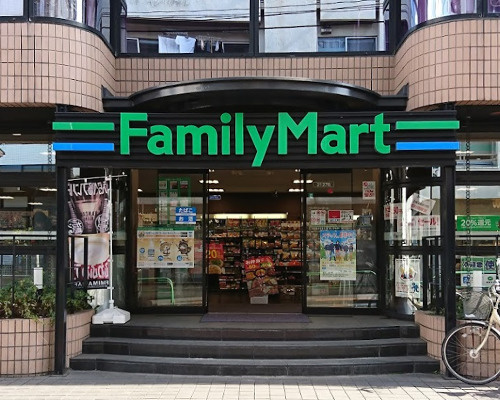【コンビニエンスストア】ファミリーマート　南青山四丁目店まで299ｍ