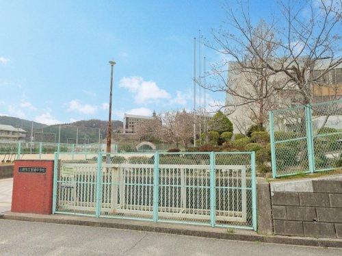 【中学校】三原市立宮浦中学校まで703ｍ