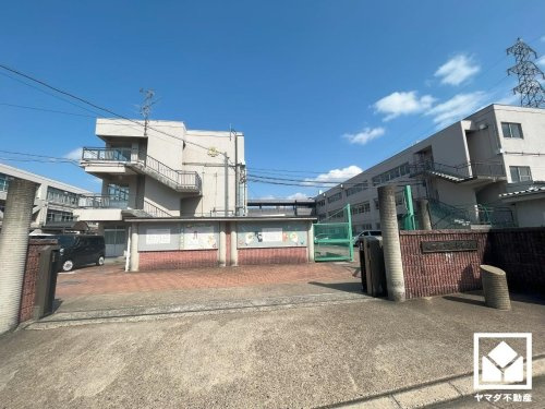 【小学校】八幡市立くすのき小学校まで408ｍ