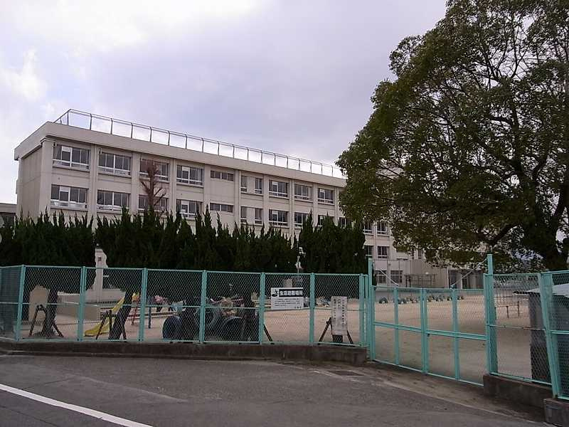 【小学校】五日市小学校まで358ｍ