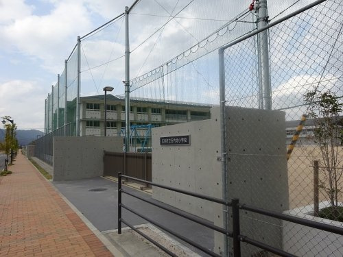 【小学校】石内小学校まで2098ｍ