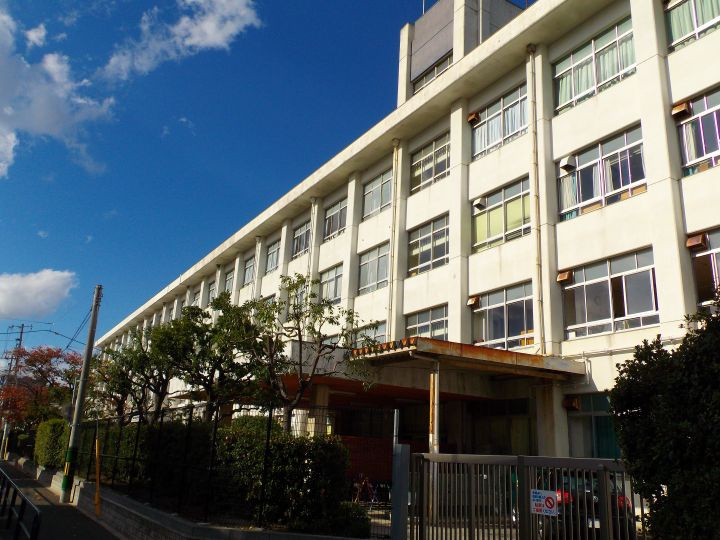 【中学校】吉島中学校まで714ｍ