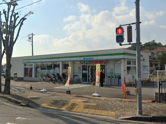 【コンビニエンスストア】ファミリーマート　宝塚山本駅前店まで926ｍ
