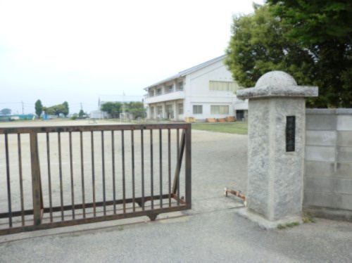 【小学校】伊勢崎市立境采女小学校まで1800ｍ