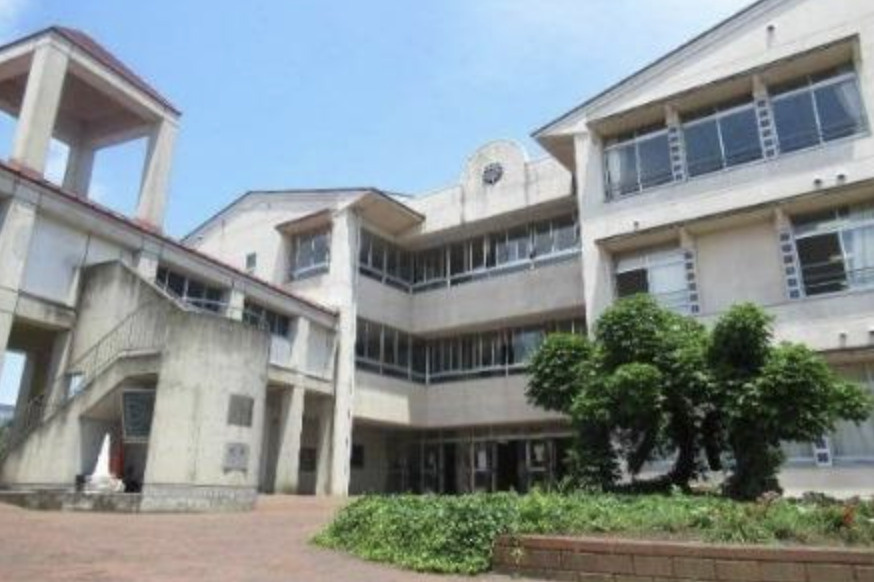 【中学校】西中学校まで1814ｍ