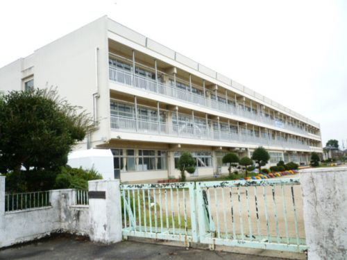 【小学校】　桶川市立桶川西小学校まで1076ｍ