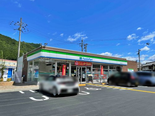【コンビニエンスストア】ファミリーマート　亀岡曽我部町店まで757ｍ