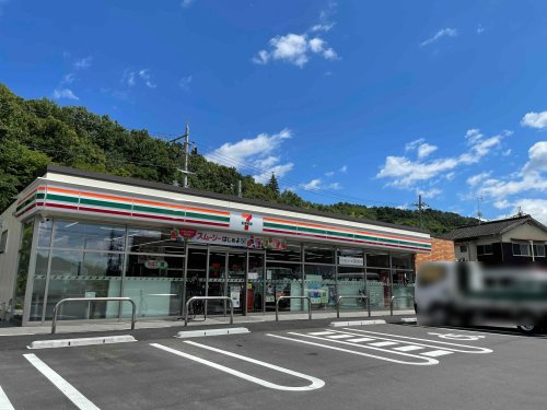 【コンビニエンスストア】セブンイレブン　亀岡インター東店まで1897ｍ