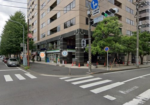 【コンビニエンスストア】ファミリーマート　横浜弥生町店まで96ｍ