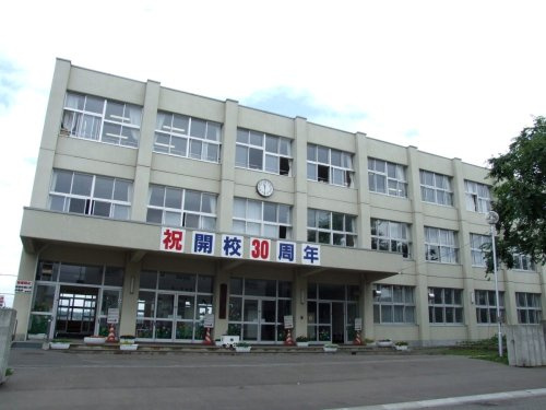 【小学校】札幌市立新琴似緑小学校まで623ｍ