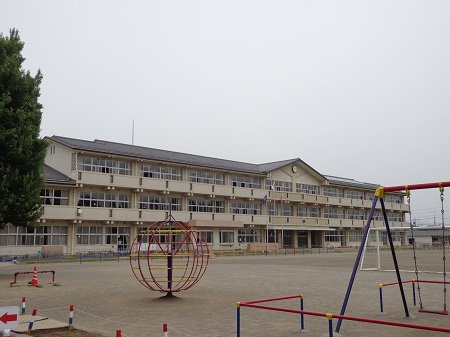 【小学校】小山市立　間々田小学校まで2703ｍ
