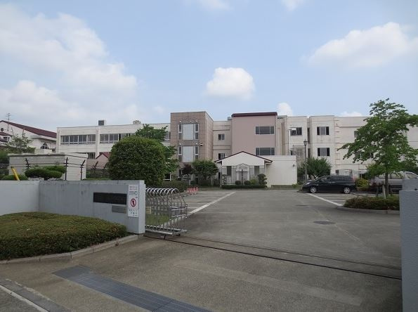 【小学校】諏訪小学校まで560ｍ