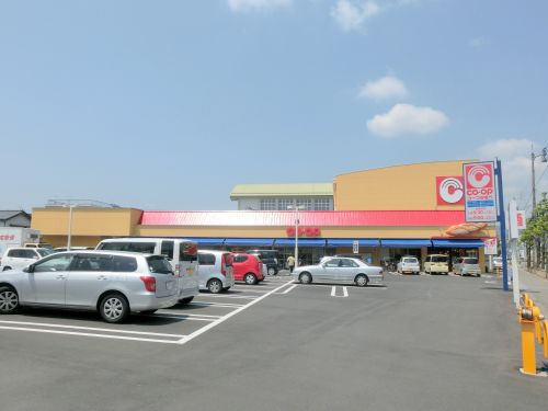 【スーパー】こうち生活協同組合　コープかもべ店まで666ｍ