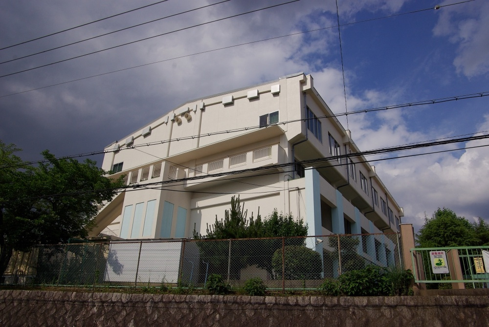 【小学校】川西市立緑台小学校まで789ｍ