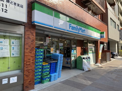 【コンビニエンスストア】ファミリーマート　勝どき駅前店まで100ｍ