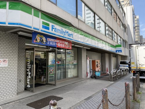 【コンビニエンスストア】ファミリーマート　池袋駅西店まで169ｍ
