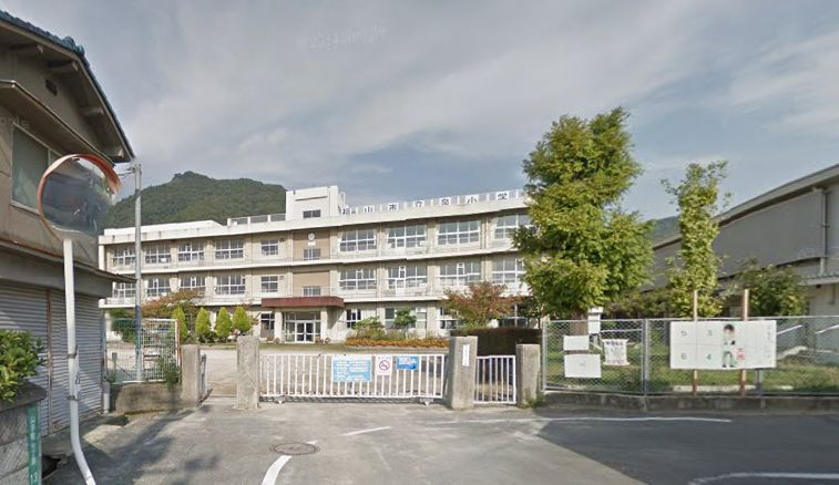 【小学校】福山市立泉小学校まで610ｍ