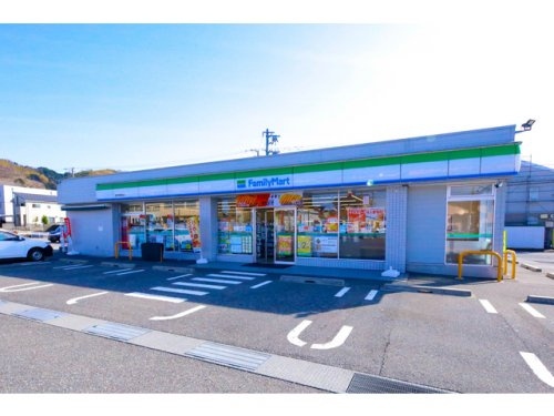 【コンビニエンスストア】ファミリーマート　金沢高尾南店まで911ｍ