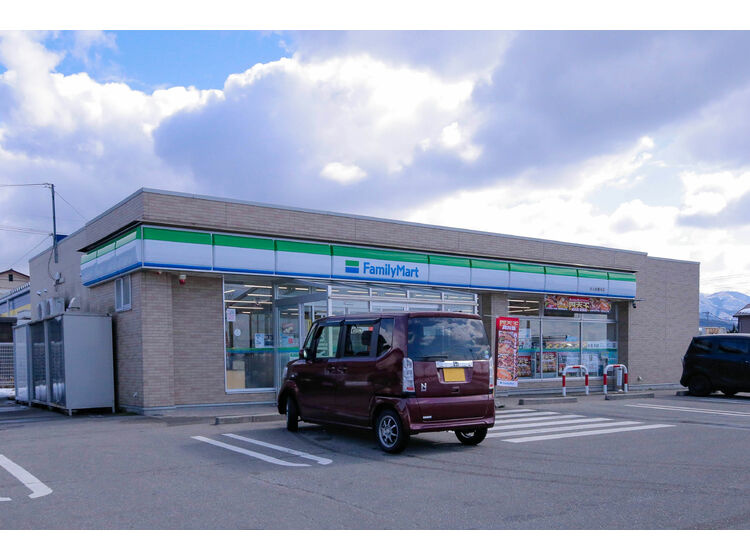 【コンビニエンスストア】ファミリーマート　白山安養寺店まで874ｍ