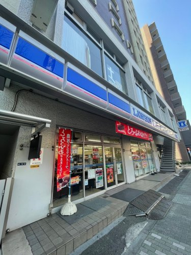【コンビニエンスストア】ローソン　新宿坂町店まで60ｍ