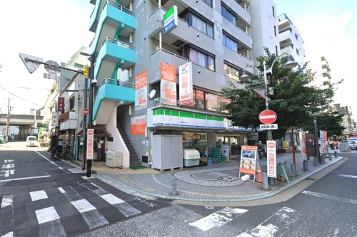 【コンビニエンスストア】ファミリーマート　鶴見中央店まで107ｍ