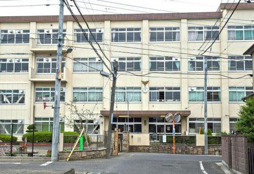 【中学校】第七中学校まで594ｍ