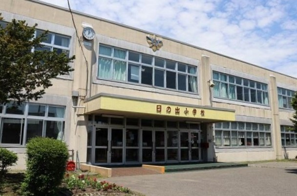 【小学校】千歳市立日の出小学校まで966ｍ