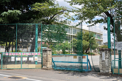 【小学校】第一小学校まで728ｍ