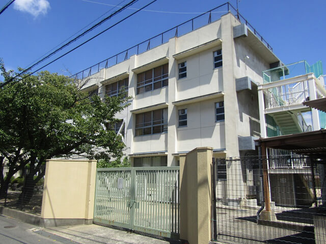 【小学校】東大阪市立弥刀小学校まで334ｍ