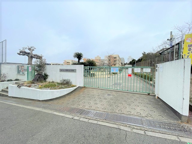 【小学校】神戸市立多聞の丘小学校まで130ｍ