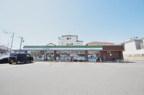 【コンビニエンスストア】ファミリーマート朝霞膝折一丁目店まで882ｍ