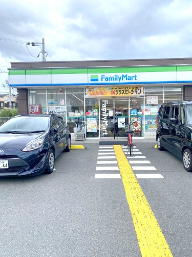【コンビニエンスストア】ファミリーマート　寝屋川石津南町店まで576ｍ