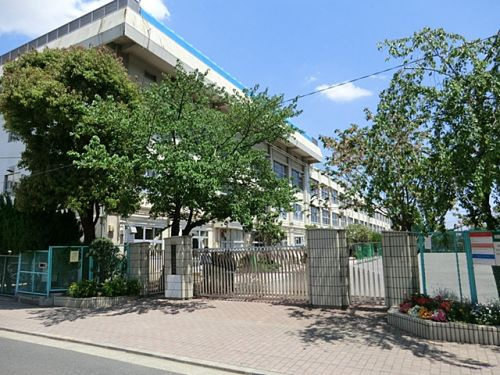 【中学校】板橋区立西台中学校まで810ｍ