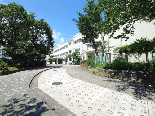 【小学校】横浜市立港南台第一小学校まで519ｍ