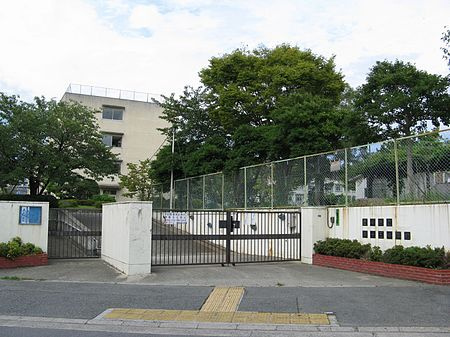 【中学校】豊中市立第十五中学校まで504ｍ