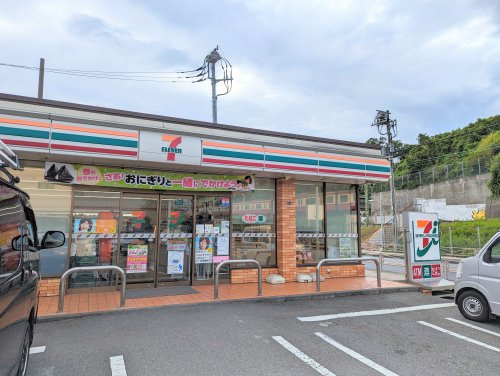 【コンビニエンスストア】セブンイレブン　横浜片吹店まで697ｍ
