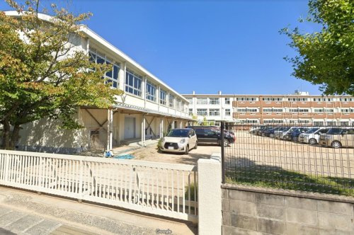 【小学校】三勲小学校まで1300ｍ