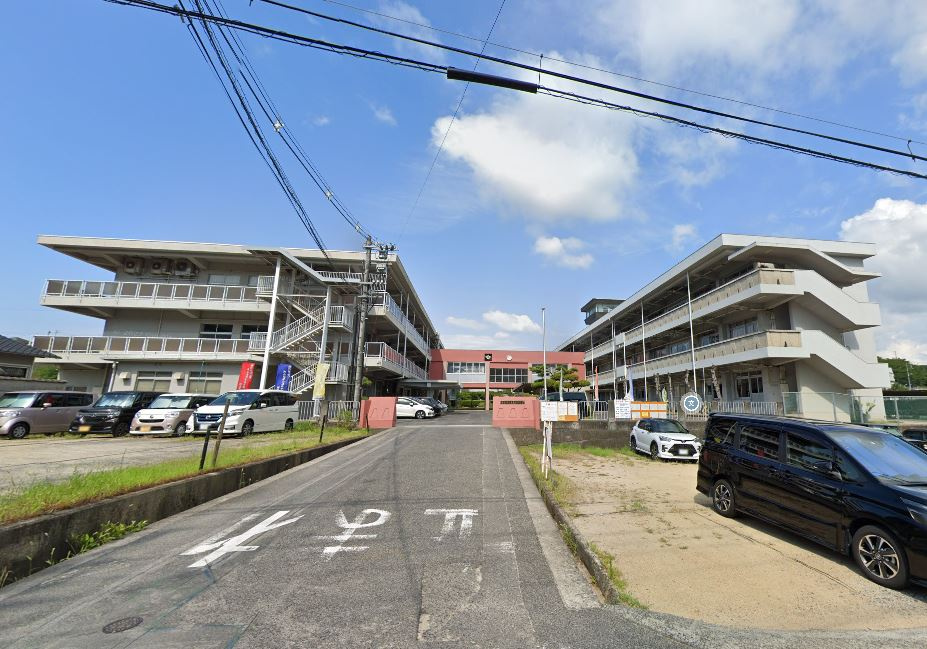 【中学校】倉敷市立玉島東中学校まで300ｍ