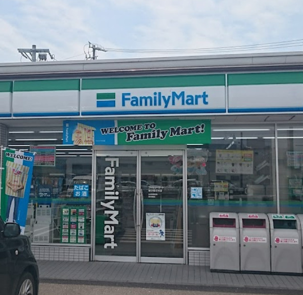 【コンビニエンスストア】ファミリーマート　新小牧小木店まで437ｍ