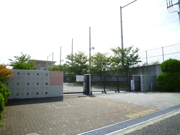 【中学校】小山中学校まで646ｍ