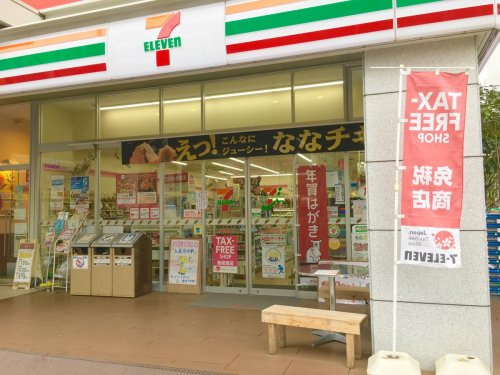 【コンビニエンスストア】セブンイレブン　新宿左門町店まで702ｍ