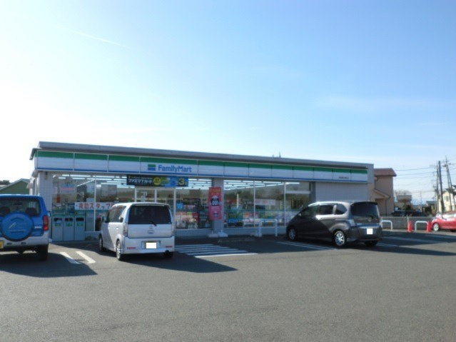 【コンビニエンスストア】ファミリーマート　伊勢崎市場町店まで650ｍ