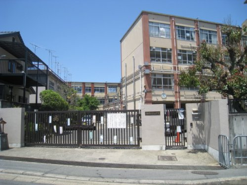 【小学校】京都市立百々小学校まで750ｍ