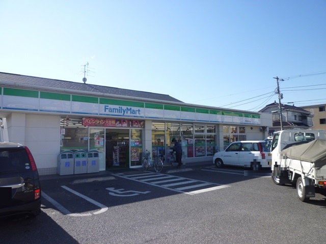 【コンビニエンスストア】ファミリーマート　越谷赤山三丁目店まで722ｍ