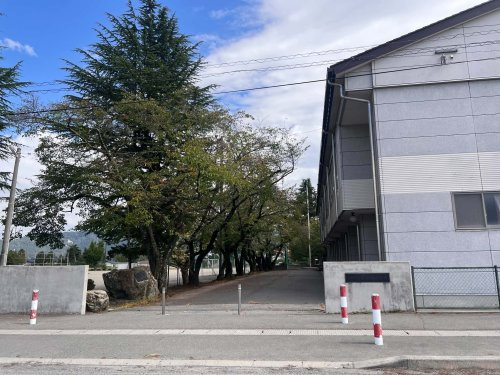 【小学校】安曇野市立豊科南小学校まで751ｍ