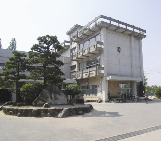 【小学校】米田小学校まで816ｍ