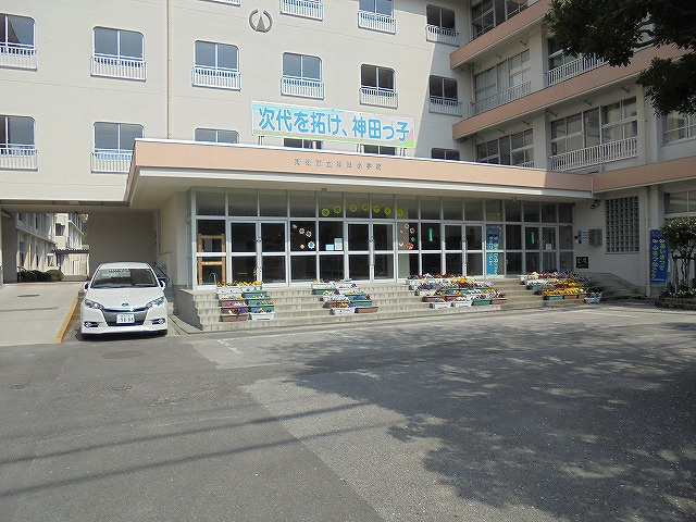 【小学校】神田小学校まで1002ｍ