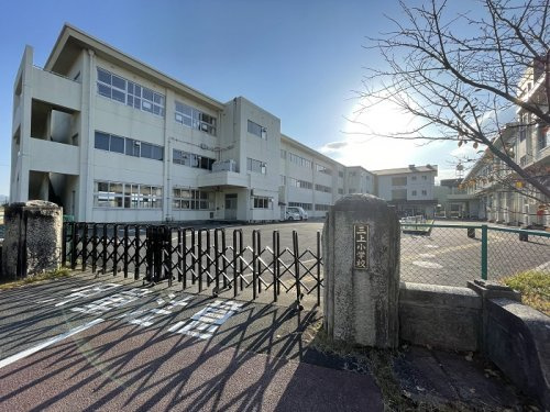 【小学校】野洲市立三上小学校まで1360ｍ