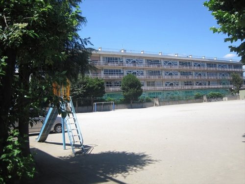 【小学校】　新座市立八石小学校まで290ｍ