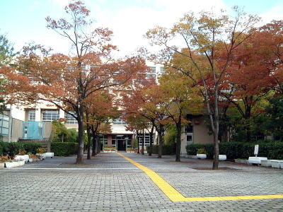 【小学校】尼崎市立武庫の里小学校まで895ｍ